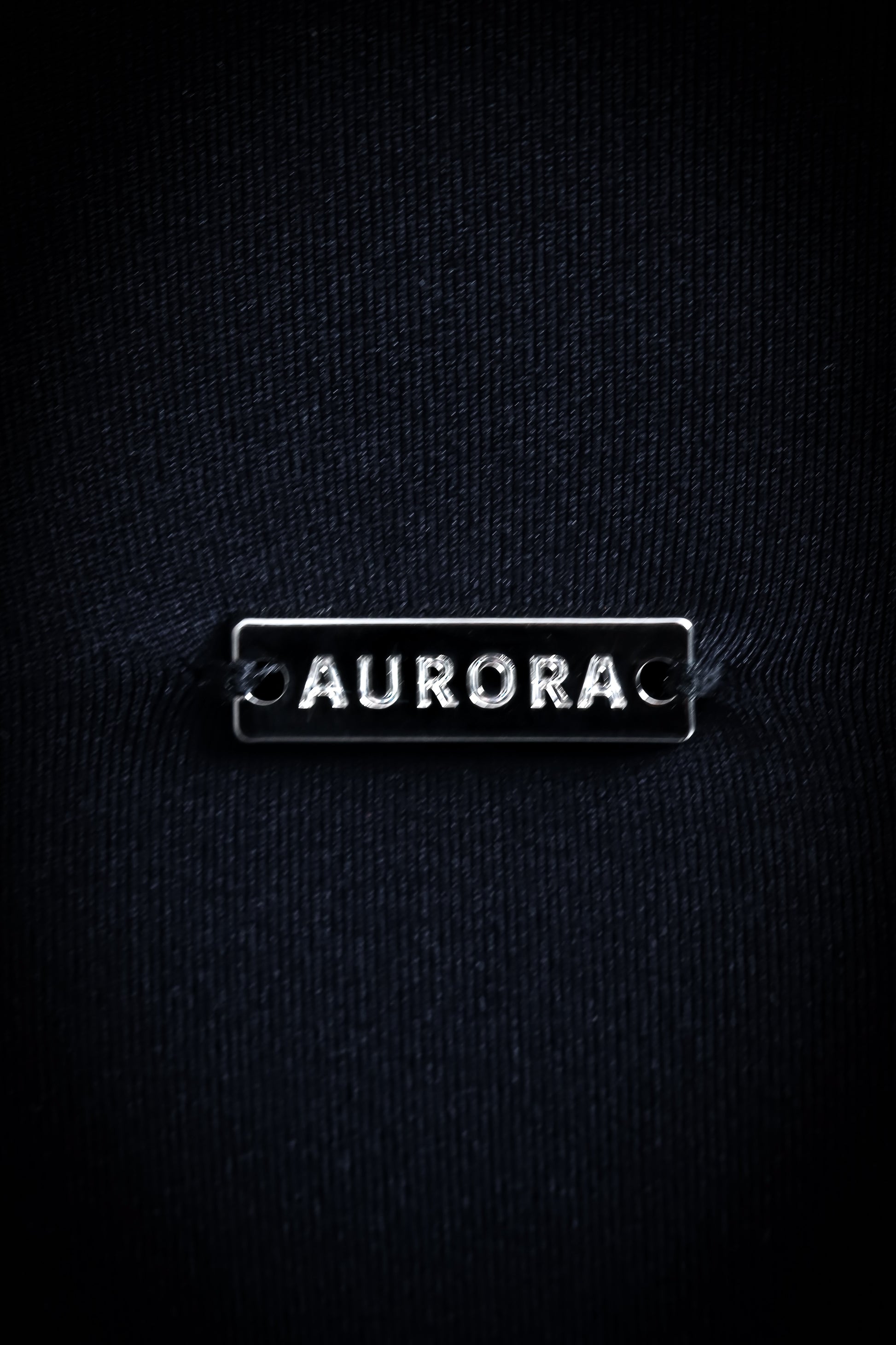 Aurora Sense Bra sort med dyb V-ryg for elegance og et diskret metallogo, designet til både komfort og støtte under træning.