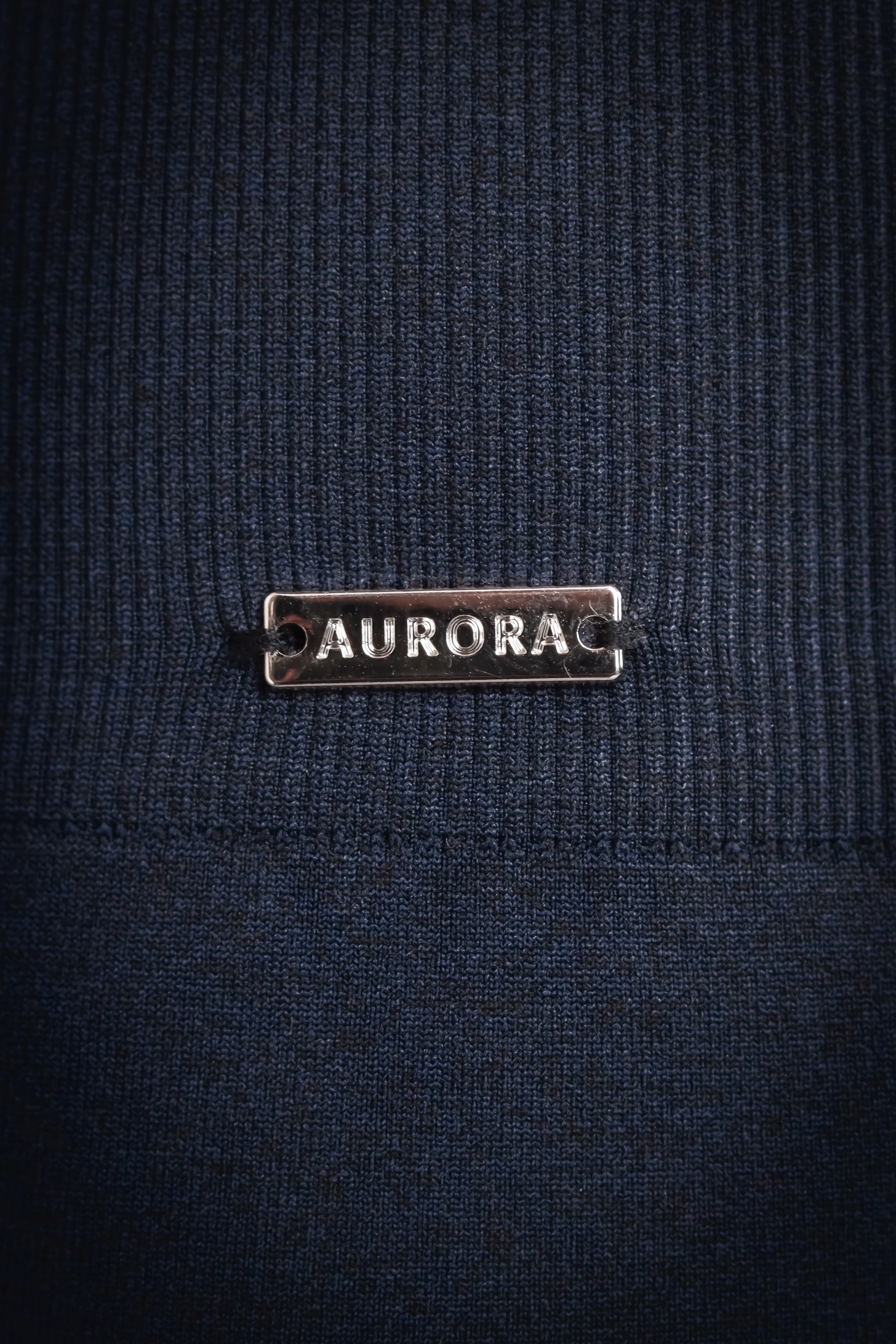 Aurora Sense Shorts sort med seamless teknologi og høj talje for maksimal komfort og støtte, med et diskret metallogo for et elegant look.